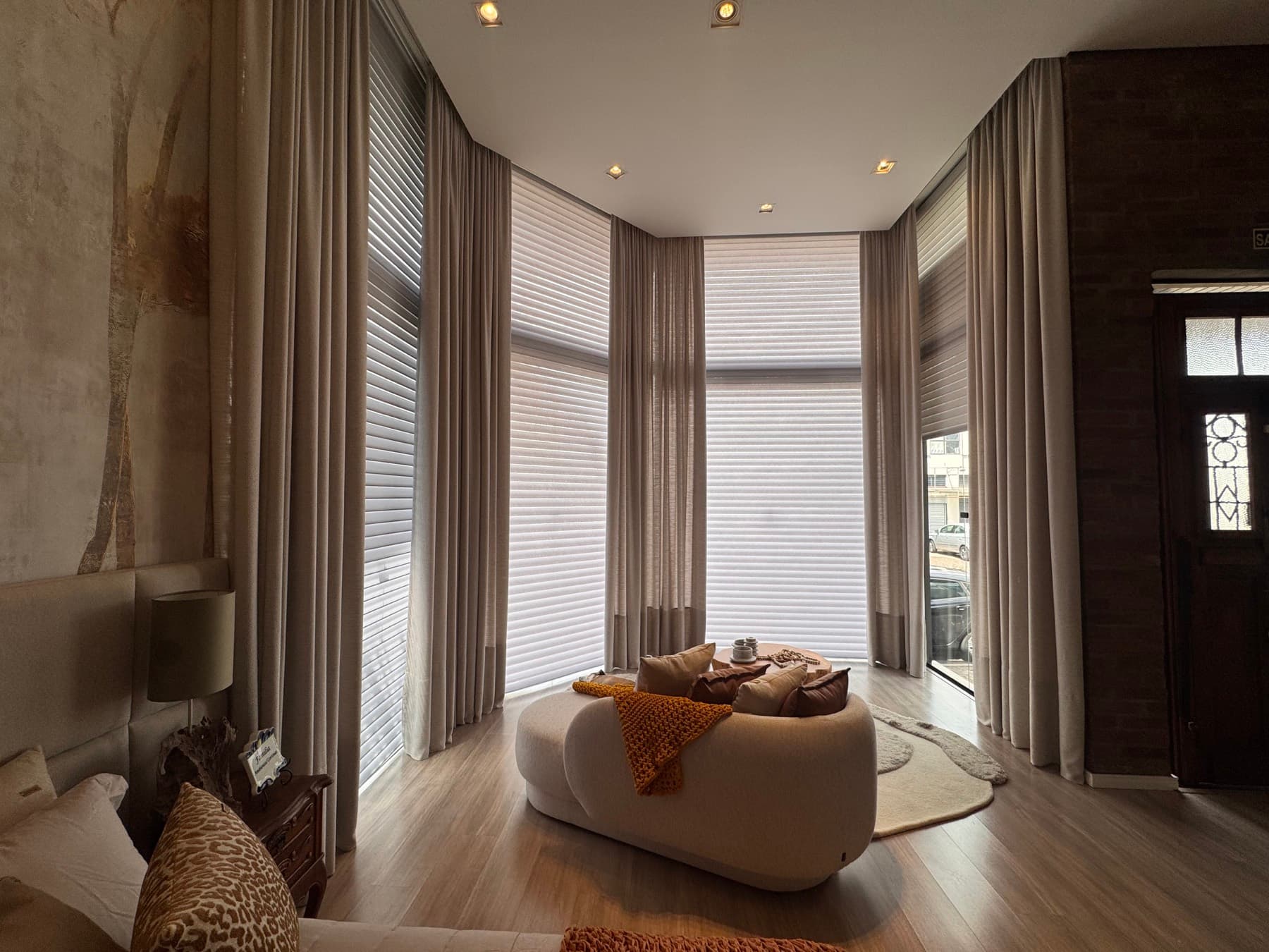Ambiente sofisticado com cortinas e persianas sob medida